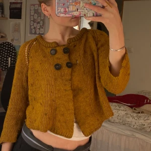 isabel marant trekvarts kofta🍂🍂 - så snygg trekvartsärm höstkofta från isabel marant! köpt på secondhand utomlands så har inte äktighetsbevis därav priset💕superskön med 3/4 ärmar och coola knappar där fram🌟🌟tryck gärna på köp nu!