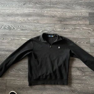Ralph lauren halfzip - Säljer min ralph lauren halfzip på grund av att den e lite för korta vid midjan. Den har inga defekter och är riktig. Skriv gärna om ni har frågor och jag tar i mot byten. Nypris är 2200 och jag säljer den för 1200kr