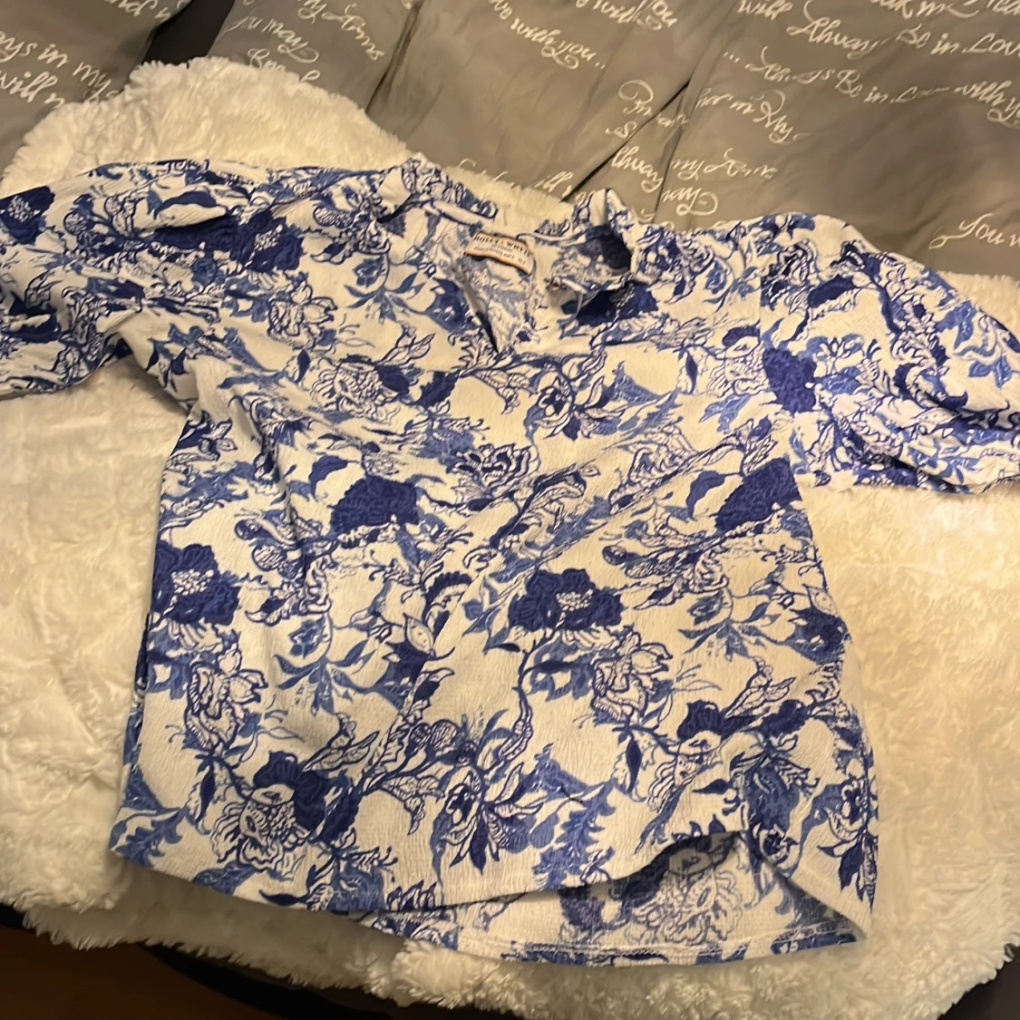 Blåvit blommig blus från Holly & Whyte