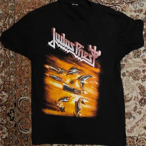 Judas Priest t-shirt - Fet Judas Priest t-shirt. Knappt använd. Size: L (har klippt bort etiketten) Hör av er vid eventuella frågor!!