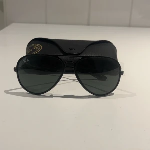 RayBan - RayBan solgalsögon i väldigt bra skick. Box och rengöringsduk tillkommer. Skriv gärna vid funderingar! (Nypris 1299)