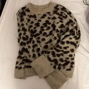 Sjukt snygg leopard stickad tröja i jättefint skick! Hör av er vid frågor😊