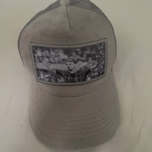 Velvet keps - Tjena.  Har en snygg velvetkeps som inte används. Bilden på kepsen är en bild på Zlatan från när Milan vann serie A senast (21/22 säsongen)  Tveka inte att höra av dig vid funderingar. Kepsen är limited edition.   Mvh Einar