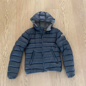 Colmar jacka💕 - Jackan är i jättefint skick, utöver hålet på luvan därav priset💞 Det är ihopsytt och syns nästan inte alls när jackan används💕 (kan skicka föer bilder)  Färgen är lite mer åt det gråa hållet, alltå inte helt svart💕 Hör av er vid fler frågor💞