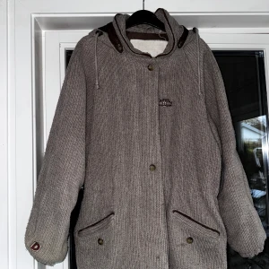 Retro jacka - Retro jacka i grovstickat material med dragkedja och knappar. Kan inte hitta ursprung. Skulle säga L lutande mot XL.   