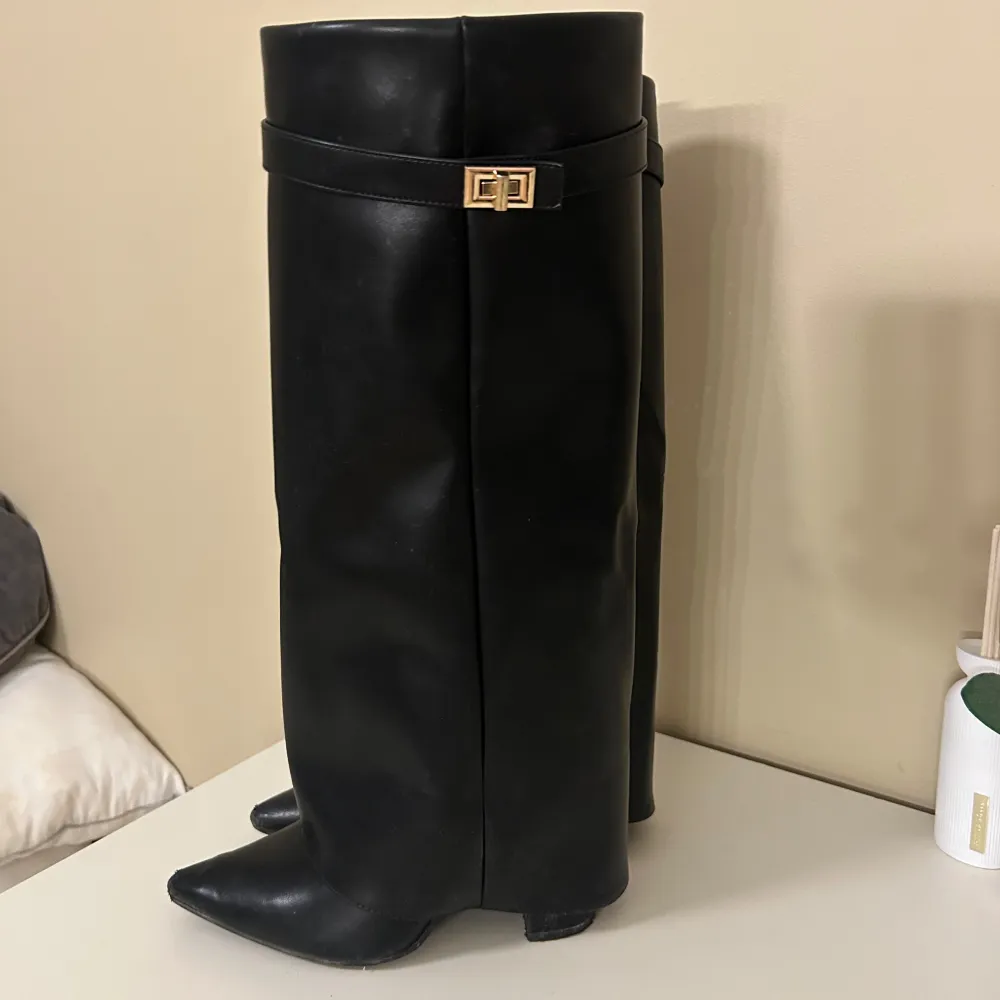  Snygga boots lite slita längst fram i tån 10cm klack. Skor.