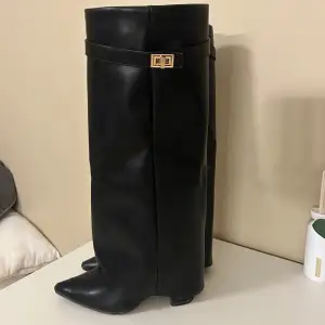  Snygga boots lite slita längst fram i tån 10cm klack