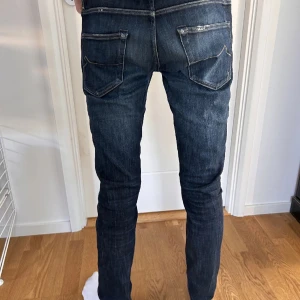 Jacob cohen Jeans - Säljer dessa feta Jacob Cohen jeans i storlek W30, skicket på jeansen är 10/10 och de är helt nya Nypris:6500 mitt pris:1300