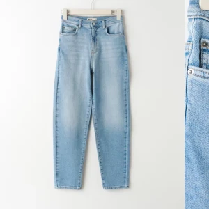 Comfy mom jeans GinaTricot - Ett par ljusblåa jeans i storlek 34. Passar bra på mig som är 165 cm lång. 