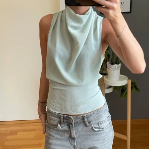 Mintgrön blus - Mintgrön topp/blus som man knyter bak i midjan, storlek XS/S skulle jag säga! Från asos 💛🙌