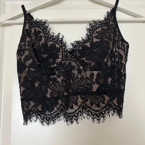 Svart spetstopp - Svart spetstopp, fin skick