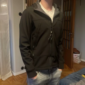 C.P Company jacka - Det här är en jätte snygg C.P Company jacka som är i mycket fint skick skick och som är Parfekt till hösten/vintern och våren. Hör av er om ni är intresserade eller har frågor!