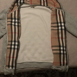 Burberry zip hoodie - Bra skick börjar tappa lite färg på metallen på snören  annars är den i bra skick går att byta passar L och M