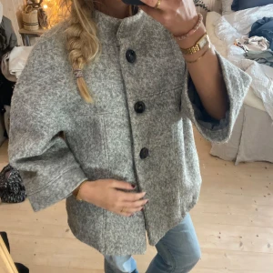 Kappa - SUPER snygg tjock kappa, funkar perfekt till vintern, den är varm!❤️