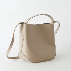 Gina tricot väska - Säljer min fika väska köpt från Gina tricot. Slutsåld på hemsidan 💕  Mått: 26 x 28 cm (Sista bilden är lånad)💛