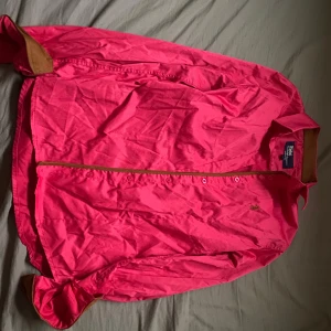 Skrikrosa Skjorta - En polo Ralph Lauren skjorta i skrikrosa är perfekt för en highclass-look. Passformen ger en elegant känsla. Kombinera den med svarta skinnyjeans med hål, och du får en wow-outfit som verkligen är classy och fancy👌😍💖💸