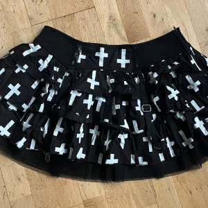 Kjol med garterclips - Kjol med garter clips som sitter som en L trots att det är en M