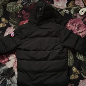 Canda goose  - Jätte fin och snygg jacka hadde på mig den 1 vecka men det är för stor men den är i bra sicka och perfekt till vintern 