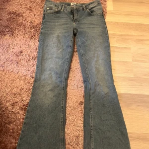 Blå bootcut jeans - Säljer ett par blå bootcut jeans från Lager 157  Har aldrig använt dom och dom är i bra skick. Kontakta mig om du har frågor💕 
