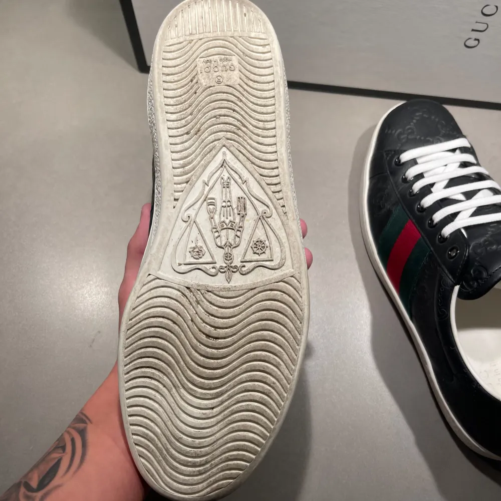 ‼️VI TAR EJ BYTEN‼️ Gucci ”ace” sneakers | Skick: 8/10 | Storlek (9) fits 43-44 | Endast Skopåse ingår | Fraktar inom 24H efter köp, på köparens bekostnad 📦 | Hör av dig vid minsta fråga eller fundering 💭. Skor.