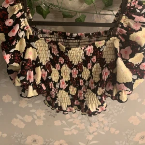 Blommig blus - Stl xs bikbok puff ärmad säljer pga använde aldrig ny 🩷🩷