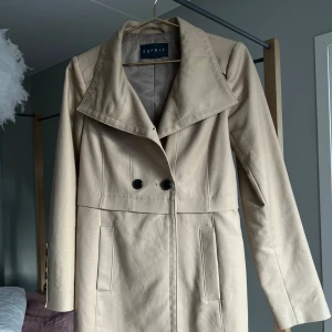 Esprit Trenchcoat  - En mycket fin Trenchcoat från Esprit. Använd få tal gånger och har knappt några tecken på användning.  Den är dubbelknäppt i storlek 34 (ca. xs)