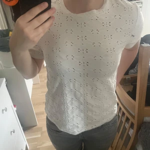 Zara T-shirt - Säljer denna jättefina T-shirt från Zara då den är för liten. Den är använd få gånger. Storlek S på bilden och jag är 160 cm lång💕