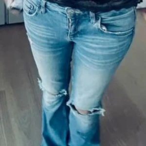 JEANS - skitsnygga egengjorda jeans me hål 😍skit snygga kom privat för fler bilder 💕