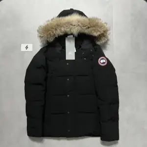  canada goose wyndham parka jacka säljer den för 4000 pris kan diskuteras (kan också gå med på byte)