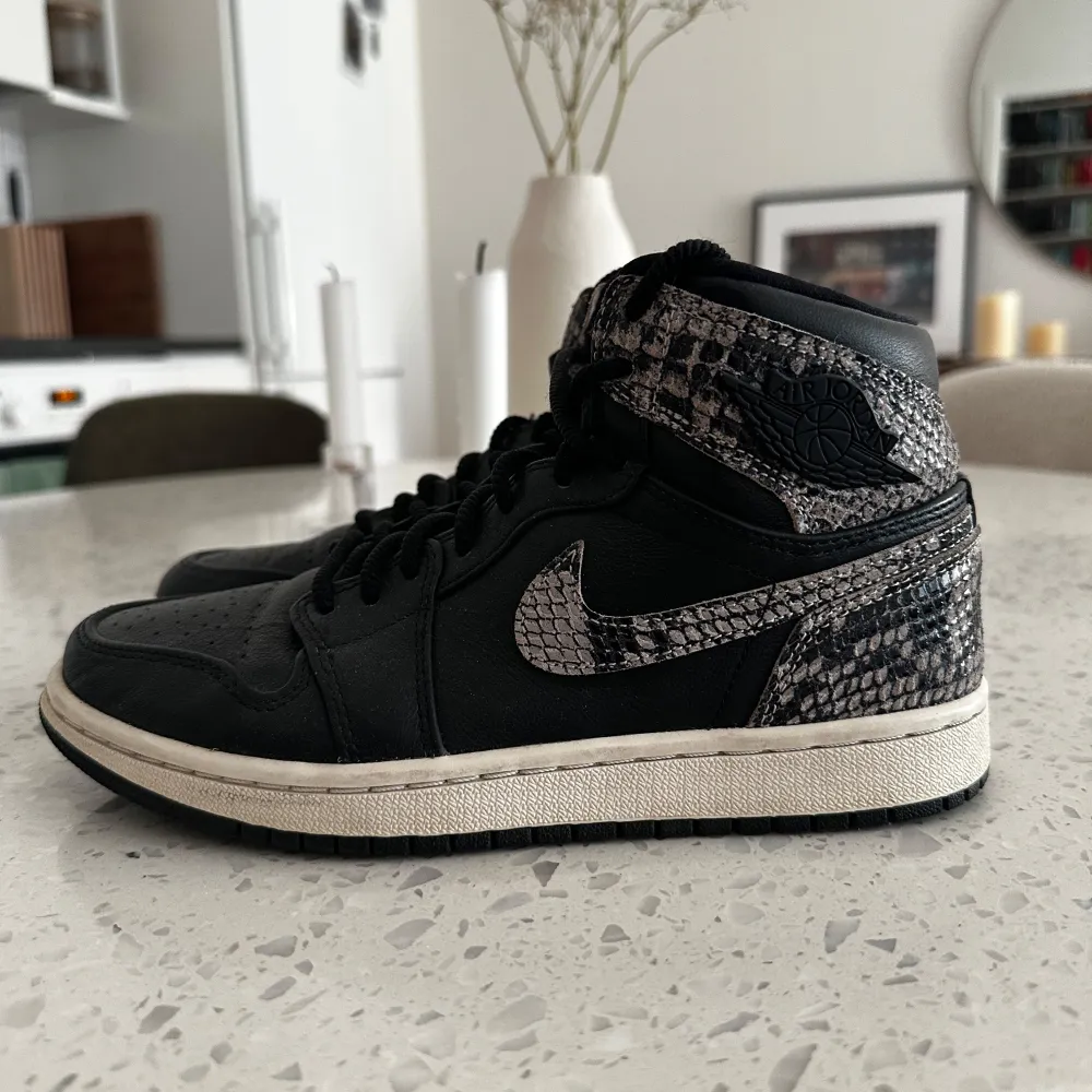 Säljer mina älskade Jordan 1 Snakeskin Black Premium. Lyckads få tag på dessa fanatiska skorna 2018, men pga fel storlek har jag knappt använt de.  Dom är i fint skick, lite creasade fram till men inget man ens noterar. . Skor.