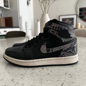 Säljer mina älskade Jordan 1 Snakeskin Black Premium. Lyckads få tag på dessa fanatiska skorna 2018, men pga fel storlek har jag knappt använt de.  Dom är i fint skick, lite creasade fram till men inget man ens noterar. 