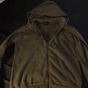 Peak performance kofta - Den är i storlek 170 men passar även s och m i färgen grå. Top skick använt några gånger.