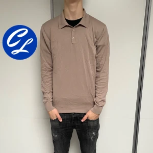 John Henric Piké - John Henric långärmad piké | Skick: 9/10 | Strl M | Pris - 299 | Fraktar via Postnord eller Instabox på köparens bekostnad | Hör av dig vid minsta fråga eller fundering!