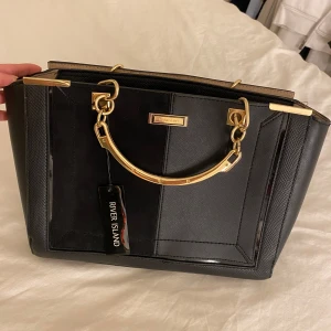 River island väska  - Oanvänd väska med prislapp kvar. Två fack