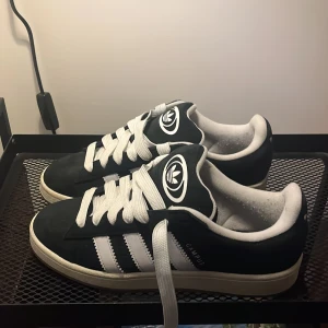 Adidas Campus Svarta - Ett par svarta adidas campus i strl 43 1/3. Skick 9,5/10- nyskick. Säljer då de inte kommer till andvändning. Tveka inte på att höra av er vid ev frågor! 