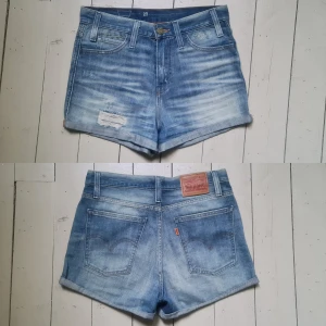 Midrise jeansshorts ljusa 27 - Bra skick. 100% bomull. Midjevidd: 36, längd: 30.