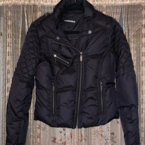 Rock n blue dunjacka - Kort dunjacka använd ett fåtal gånger så jackan är i nyskick :)