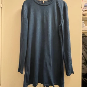 Blå långärmad tröja - Säljer en  blå långärmad tröja i stolen M. Perfekt för kyliga dagar med sin mjuka och bekväma passform. Tröjan är i bra skick.