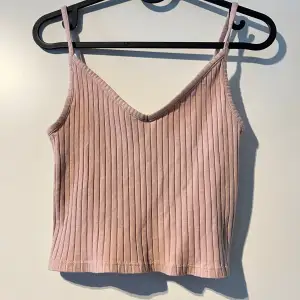 Säljer en superfin rosa ribbad linnetopp från H&M Divided. Perfekt för sommardagar eller som ett lager under en kofta. Toppen har smala axelband och en v-ringad design som ger en stilren look. Passar både till vardags och fest! 🌸