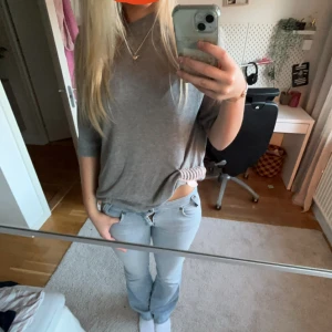 Stickad t-shirt - Jättesnygg grå stickad T-shirt. Skriv ifall det är några frågor❤️