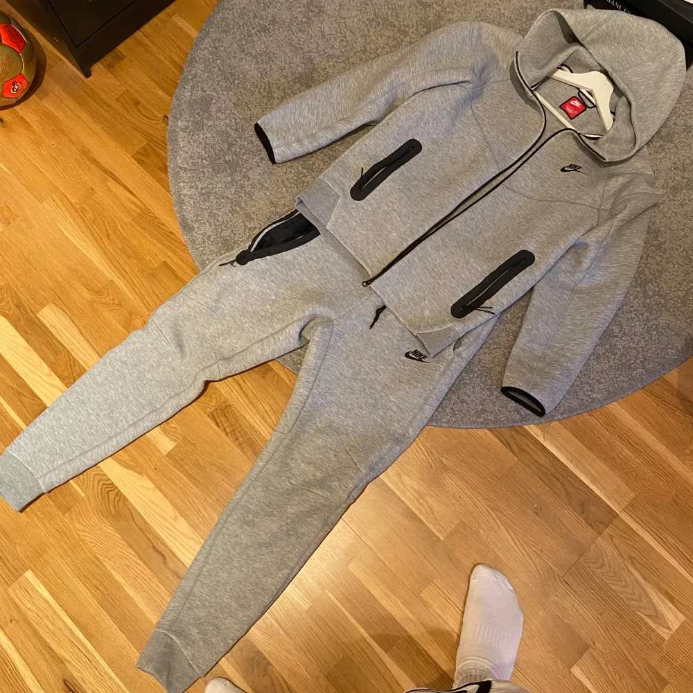 tech fleece tracksuit, grå, oanvänd ordinariepris: 2600kr strlk: S. Hoodies.