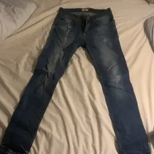 Säljer ett par snygga blå jeans från G-Star i bra skick. De har feta slitningar på framsidan och sitter jättebra. Passar till allt och är superbekväma. Storleken är Slim fit. Storlek 28/32.