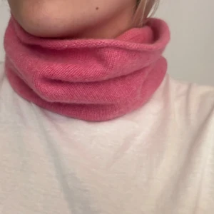 Rosa buff i kashmir - Super mysig och skön rosa buff i kashmir, köpt ifrån goliath Stockholm!🥰🥰