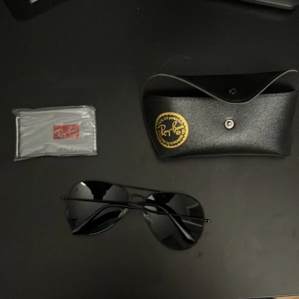 Säljer ett par snygga svarta Ray-Ban solglasögon i aviator-stil. De kommer med ett svart fodral och en putsduk. Perfekta för att ge en cool look😎. Accessoarer.