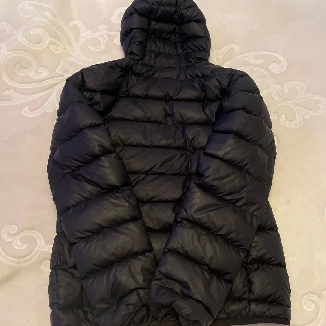 Svart dunjacka från Peak Performance - 92