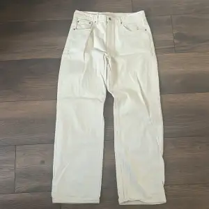 Ett par stilrena jeans från dr.denim. Använda 2 ggr och är helt i nyskick. Köpta för 1000 kr och är storlek 33/34. Hör gärna av dig vid funderingar eller förslag! 