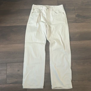 Beige jeans Dr. Denim - Ett par stilrena jeans från dr.denim. Använda 2 ggr och är helt i nyskick. Köpta för 1000 kr och är storlek 33/34. Hör gärna av dig vid funderingar eller förslag! 
