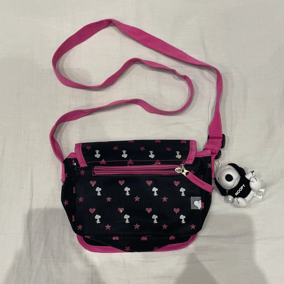 Svart och rosa axelväska med Snobben-motiv💕 - 90
