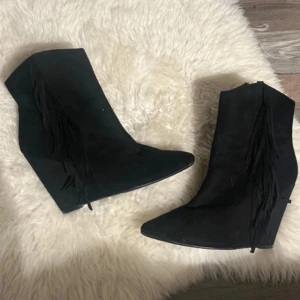 Svarta boots med fransar - Snygga svarta boots i mocka med fransdetaljer på sidan. De har en spetsig tå och klack. Perfekta för höst och vinter, och funkar lika bra till vardags som till fest!! 💘