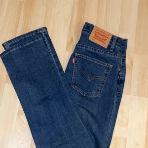 Levis 511 Slim Jeans - Säljer ett par klassiska Levis 511 Slim jeans i blå denim. De har en snygg slim passform och är i mycket bra skick. Perfekta för vardag
